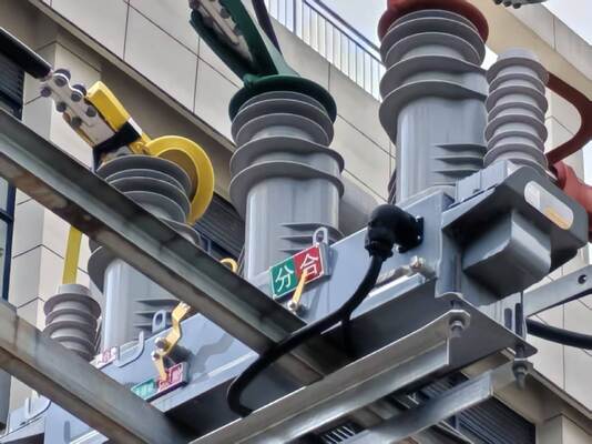 جهاز مزود طاقة لإعادة الغلق بجهد خرج 220 فولت تيار متردد ± 10%، مقاوم للماء بمعيار IP67، استهلاك طاقة منخفض للغاية (~6 واط)، مع استخلاص جهد سعوي